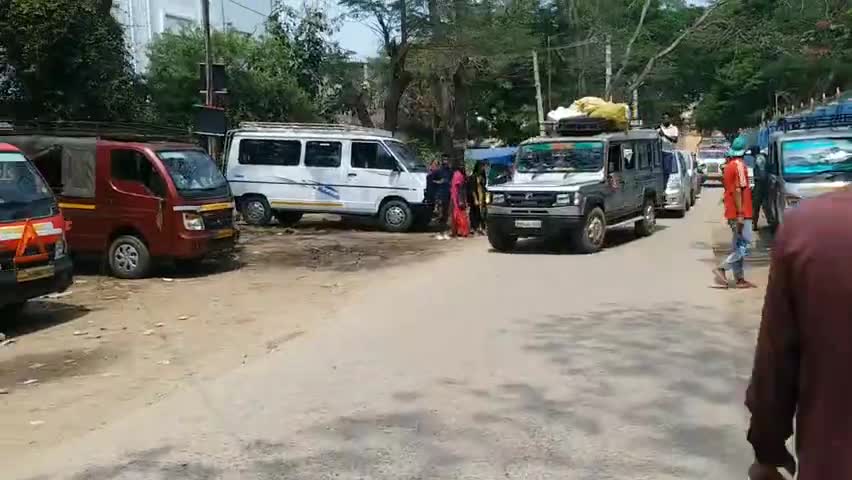 चाईबासा: कोल्हान DIG आवास के समक्ष ट्रैफिक नियमों का उल्लंघन कर रहे हैं वाहन #पुलिस