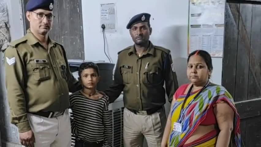 छपरा: छपरा रेल पुलिस ने ट्रेन में भटक रहे 10 वर्षीय बच्चे को छपरा चाइल्ड हेल्पलाइन को सौंपा #पुलिस #चाइल्ड_हेल्पलाइन