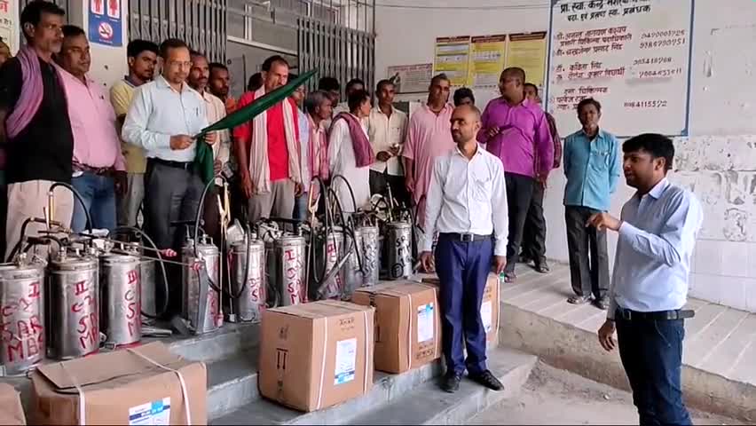 मशरक: मशरक PHC से कालाजार मुक्ति छिड़काव दल को प्रभारी डॉ.अनंत नारायण कश्यप ने हरी झंडी दिखाकर किया रवाना #कालाजार