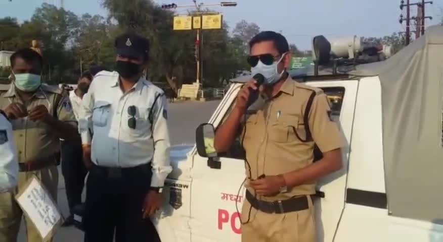 हुज़ूर: शहर की ट्रैफिक पुलिस ने धारा-144 का उल्लंघन न करने की आम जनता से की अपील, शहर के चौराहों में किया अलाउंस #धारा144