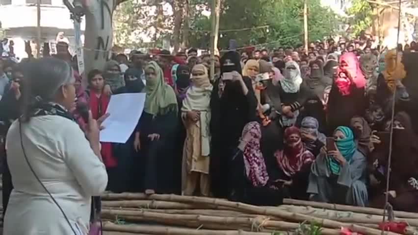 प्रयागराज: CAA और NRC के विरोध में मंसूर अली पार्क में चल रहे विरोध प्रदर्शन को शांत कराने पहुंचा जिला प्रशासन, रहा विफल #caa #nrc