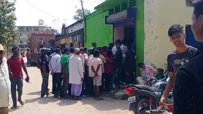 सिमडेगा: सिमडेगा में रसोई गैस के लिए उमड़ रही है ग्राहकों की भीड़, हो रही है परेशानी #रसोई_गैस