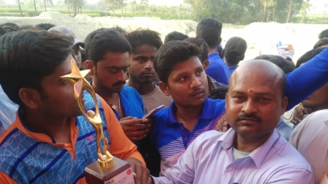 दलसिंहसराय: पार गांव में चल रहे क्रिकेट टूर्नामेंट का फाइनल मैच रणवीर इलेवन वाजितपुर ने जीता #क्रिकेट_टूर्नामेंट
