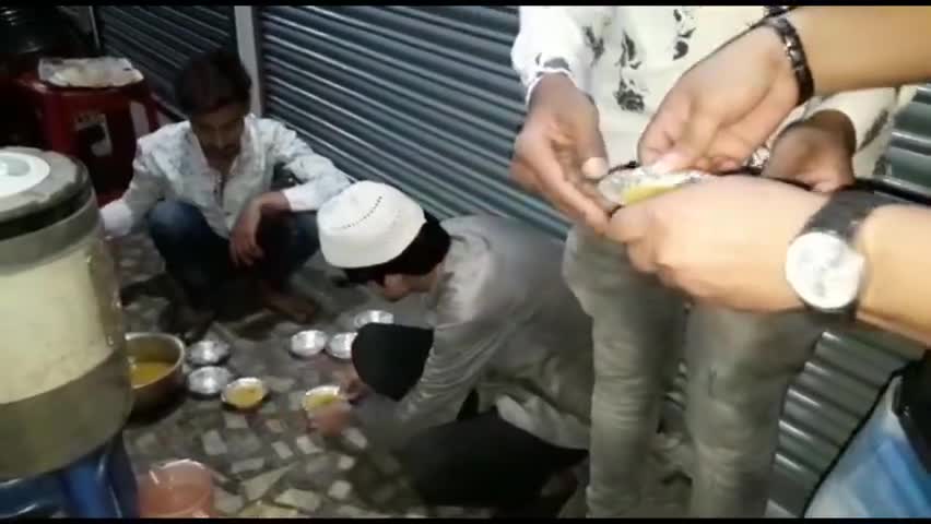 हुज़ूर: इतवारा मार्केट लॉक डाउन के दौरान सामाजिक कार्यकर्ताओं द्वारा मजदूरों को खिलाए खाने #समाज_सेवा