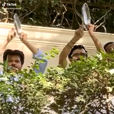 धामपुर: बालीवुड अभिनेता अनिल कपूर ने अपने निवास स्थान पर थाली बजाकर कोरोनावायरस 😷 से लडने का संदेश दिया ।

#Ravi #Chauhan﻿