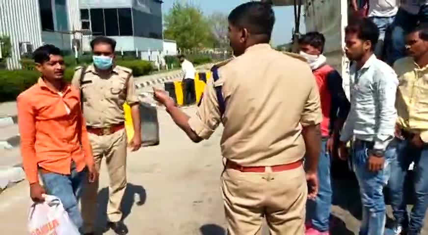 सीतापुर: संपूर्ण भारत लॉक डाउन के चलते आईजी जोन लखनऊ एस के भगत व सीतापुर एसपी ने  खचाखच भरी सवारियों की पिकप पक पकड़ा#dmsitapur