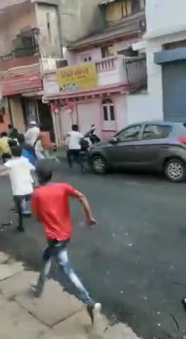 मेरठ: lockdown ka ullanghan karte hue lisari gate Thana meerut Thana police bajate hue#lucknow #सतर्क_रहें #घर_पर_रहें Ghar se