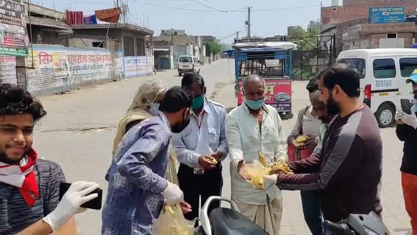 पानीपत: #Berojgari
#Lockdownpanipat
पानीपत में समाज सेवकों द्वारा किए गए फल वितरित भूखे व्यक्तियों को दिए फल