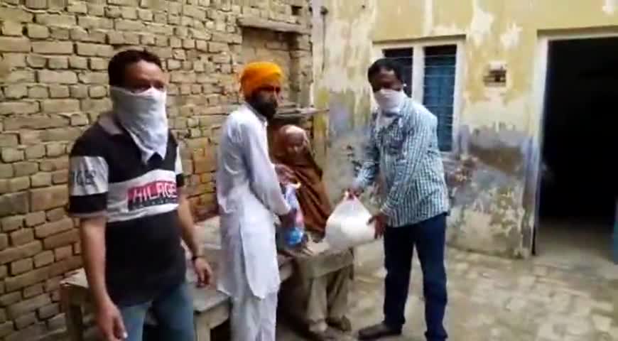 करणपुर: केसरीसिंहपुर के वार्ड पांच के पार्षद व कमेटी सदस्यों ने क्षेत्र के 15 गरीब और असहाय परिवारों दिया राशन #वार्ड_पार्षद