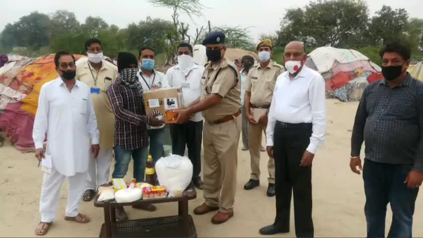 करणपुर: श्री करणपुर SP ने आसरा ट्रस्ट को प्रेरित कर झुग्गी में रहने वाले परिवारों को बांटी राशन सामग्री की किटें #एसपी #राशन_किट
