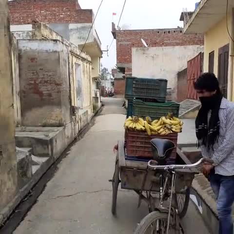 खतौली: चौकी राखी पब्लिक स्कूल थाना मन्सूरपुर के गाँव सोहंजनी तगान मे ग्रामीणों ने #लाकडाऊन के दौरान खरिदारी अपने घरों से ही की