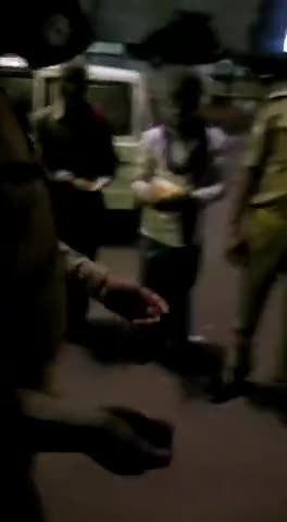 लखनऊ आलमबाग #मानवता चौकी प्रभारी गुलाब सिंह ने मजदूरों बांटा खाना #लॉक_डाउन#carona #uppolice #cmyogi #modi4pm#lucknow