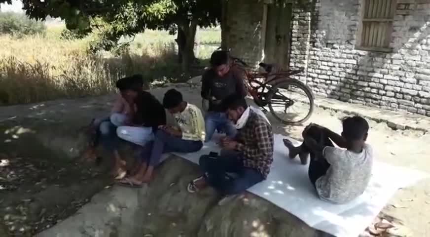 मशरक: #मशरक प्रखंड के पूरब टोला में जुआ, क्रिकेट के साथ #लॉकडाउन की धज्जिया उड़ाते हुए सैकड़ों #युवाओ के साथ बुढ़े लोग भी