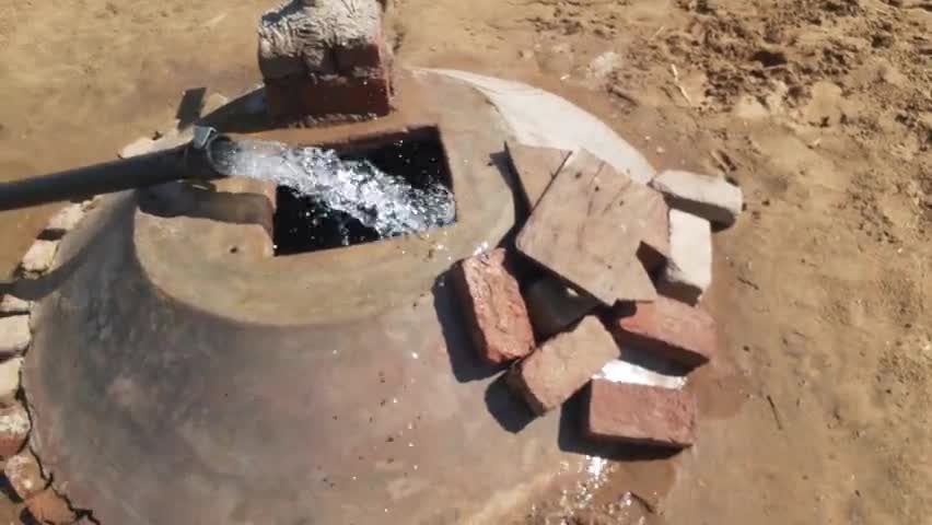 सूरतगढ़: ग्राम पंचायत मोकलसर के गांव प्रेमनगर में नहरबंदी के चलते किसान अपने घरों की डिग्गी में भर रहे हैं कुएं का पानी #नहरबंदी