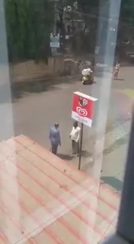 बीकानेर: lockdown me andar rhne bjay bahar ghum rhe logo ko pita ja rha h 
#lockdown #coronovirus #corono #studynews #public