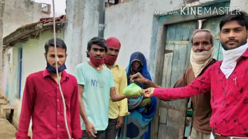गंगधार: डग पूर्व सरपंच राजेन्द्र सिंह परिहार के निर्देश पर डग में जरुरतमन्द लोगो तक चावल वितरण किये।#कोरना_वायरस #लॉकडाउन