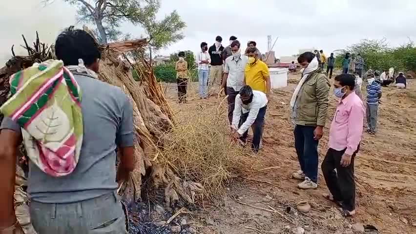 भोपालगढ़: कोरोना वायरस के चलते बावड़ी कस्बे में मास्क लगाकर लोग अंतिम संस्कार में हुए शामिल #कोरना_वायरस
