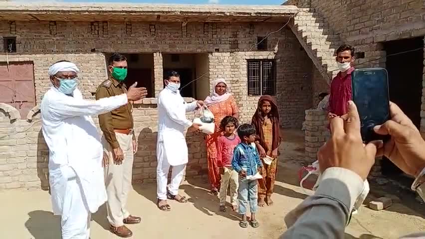 घड़साना: ग्राम पंचायत 6 एसकेएम में गरीब परिवारों को थानाधिकारी निकेत कुमार ने दी निःशुल्क खाद्य सामग्री #लॉकडाउन #थानाधिकारी