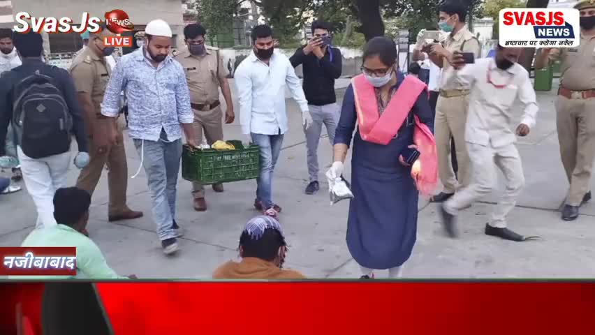 पूरनपुर: उपजिलाधिकारी नजीबाबाद #संगीता ने राहगीरों को भोजन कराकर फल वितरित कराते हुए घर तक भिजवाने का सराहनीय कार्य किया