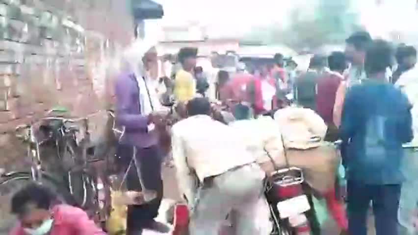 मलिहाबाद: बाजारगांव और बरगदिया में लगी सब्जी मंडी, सोशल डिस्टेंसिंग का नहीं हुआ पालन #कोरोना_वायरस #लाॅक_डाउन