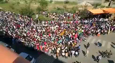 दिल्ली - यूपी बार्डर पर फंसे दिहाड़ी मजदूर एवं अन्य लोगों को देखकर दु:खी हूं... 
कृपया इनकी मदद करें... #HelpThem