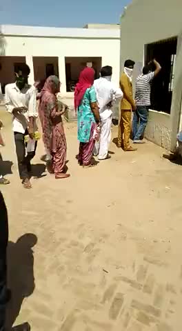 घड़साना: घड़साना क्षेत्र की सीएचसी में लॉकडाउन के बीच लगी मरीजों की लंबी लाइन, सर्दी-जुकाम में भी करा रहे जांच #सीएचसी #लॉकडाउन