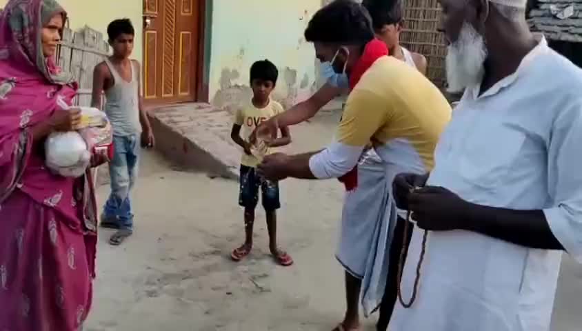 #ek_ummeed औऱ लाभा के युवा साथियों को सलाम, कोई भूखा न सोये ,बस इस मुहिम को लेकर ज़रूरतमंदों के मदद के लिये सड़क पर