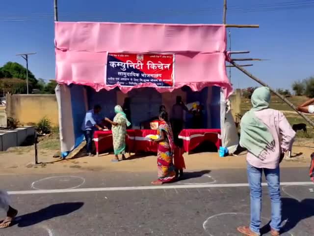 गाण्डेय: ताराटांड थाना पुलिस द्वारा स्टॉल खोलकर गरीब व असहाय लोगों को कराया जा रहा है निःशुल्क भोजन #कोरोना_वायरस #लाँकडाउन
