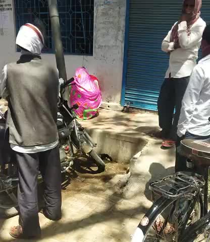 हंडिया: imamganj bazar me lagi gramino ki bhid me aaye pulice karmi logoko smjhane #up #police #great