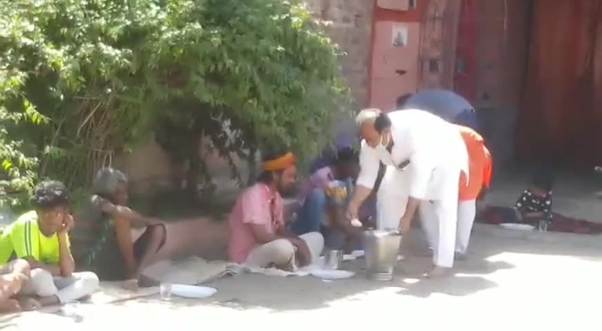हज़ारीबाग: हजारीबाग के जिला अध्यक्ष मननीय श्री टुन्न गोप जी अपने आवास पर मोदी आहार भोजनालय चलाया गया #zeebiharjharkhand