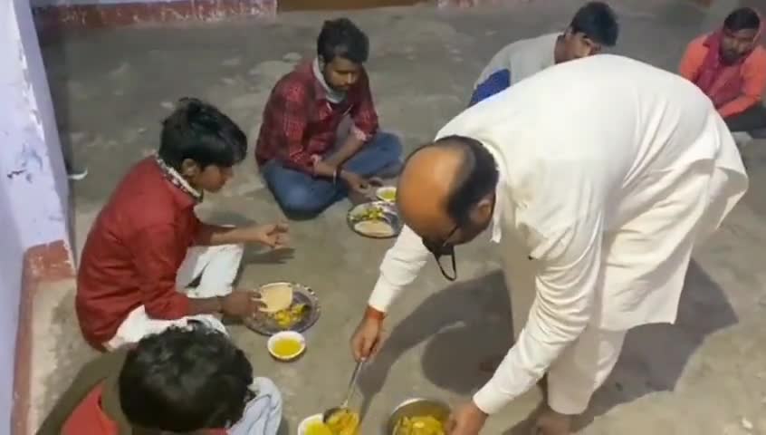 महानगरों से लौटे बिहार के मजदूर भाईयों को खाना खिलाया व हरसंभव मदद का भरोसा दिलाया।
#कॉंग्रेस_के_सिपाही