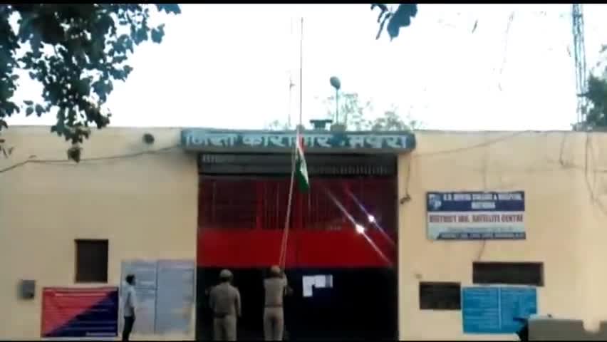 मथुरा: कोरोना वायरस के चलते 32 कैदियों को किया गया ज़िला जेल से रिहा, जेल अधीक्षक ने दी जानकारी #कैदी #कोरोना