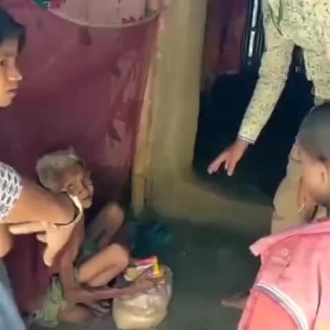 ज़रूरतमन्दों के बीच लगातार राहत सामग्री बांटा जा रहा 
हौसला बढ़ाने के लिए सभी भाइयों को सलाम दुआ ❤️ #एक_उम्मीद