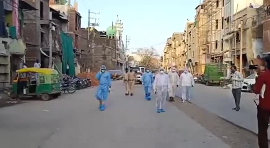 ग्वालियर गिर्द: इंदौर के टाट पट्टी मोहल्ला के लोगों द्वारा हमला होने के दो दिन बाद फिर से स्वास्थ्य कर्मी जाते हुए। #Indor #corona