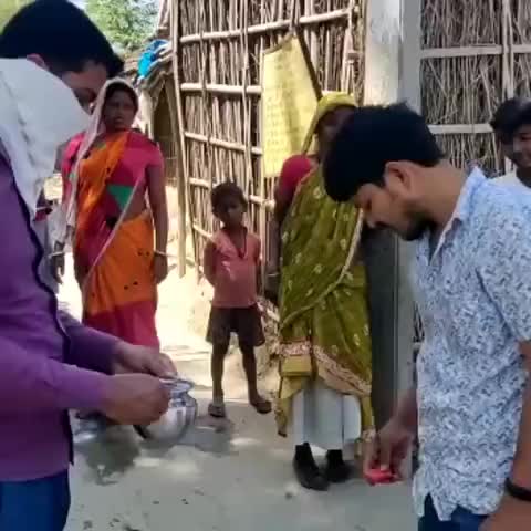सुदूर ग्रामीण इलाकों में जाकर महिलाओं बच्चों को जागरुक करना ये हम सब की जिम्मेदारी है
#ek_ummeed well done boys 
#lockdown