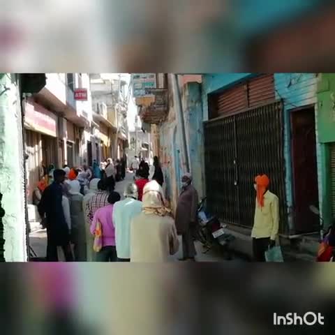 नगीना: वित्त मंत्री द्वारा महिलाओं के जनधन खातों में ₹500 भेजने की घोषणा के बाद बढ़ापुर के बैंकों में उमड़ी भीड़ #लॉकडाउन #जनधन