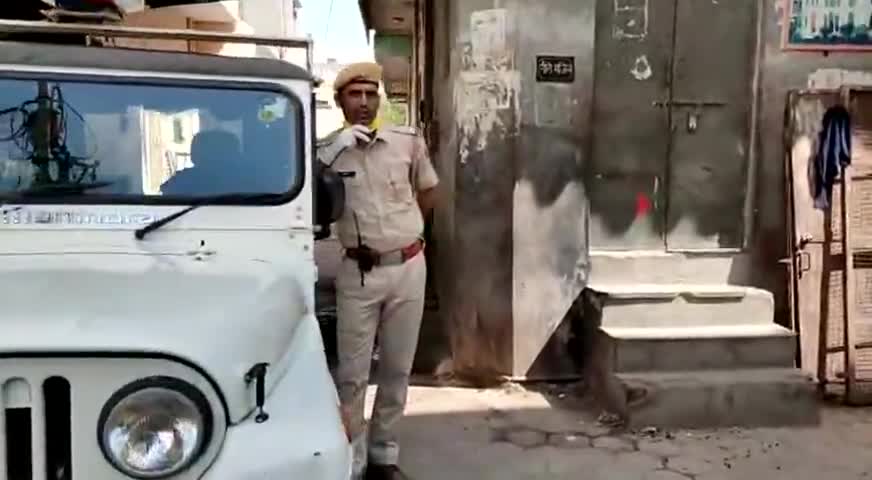 बीकानेर: Bikaner Rani Sar bas#bikanernews 
पुलिस की शक्ति प्रशासन ने लिया कड़ा एक्शन आपसे हाथ जोड़ कर निवेदन है घर से बाहर ना निक