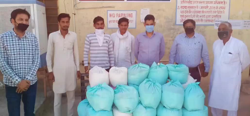 सादुलशहर: ग्राम पंचायत मन्नीवाली में ग्रामीणों के सहयोग से एकत्रित 50 अन्नपूर्णा किटों को SFI और माकपा ने प्रशासन को सौंपा #sfi