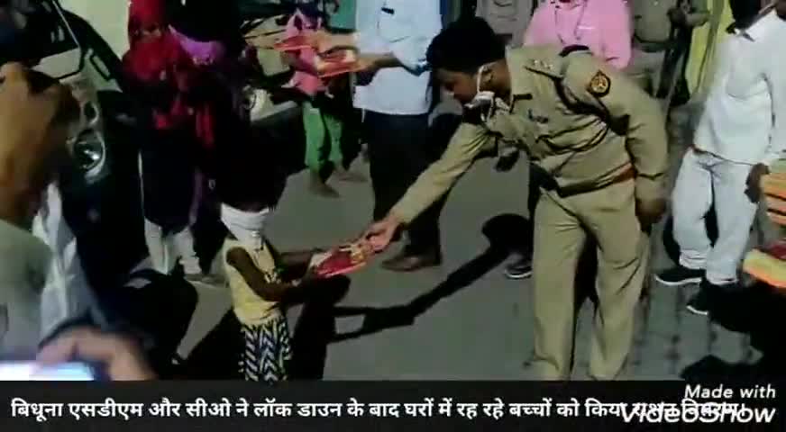 बिधूना: बिधूना एसडीएम और सीओ ने लॉकडाउन के बाद घरों में रह रहे लोगों और बच्चों को किया राशन वितरण #एसडीम #लॉकडाउन