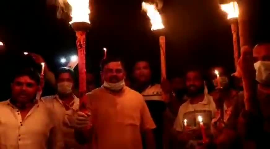 महोदय #PMOIndia जी कृपया ध्यान दें,ये आपके विधायक जी किस तरह #Lockdown21 पर पूरे देश के #Social_Distancing की उत्साह में
