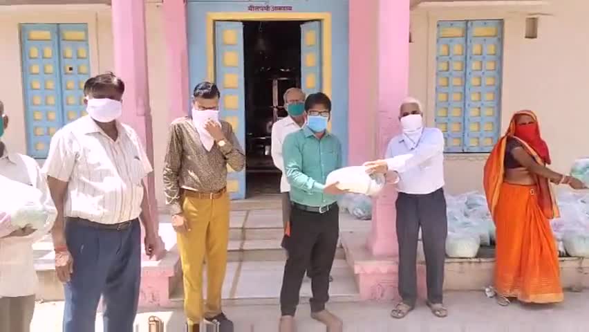 घाटोल: गनोड़ा में महावीर जयंती के उपलक्ष्य में जैन समाज के द्वारा दिए गए राशन सामग्री के पैकेट #महावीर_जयंती