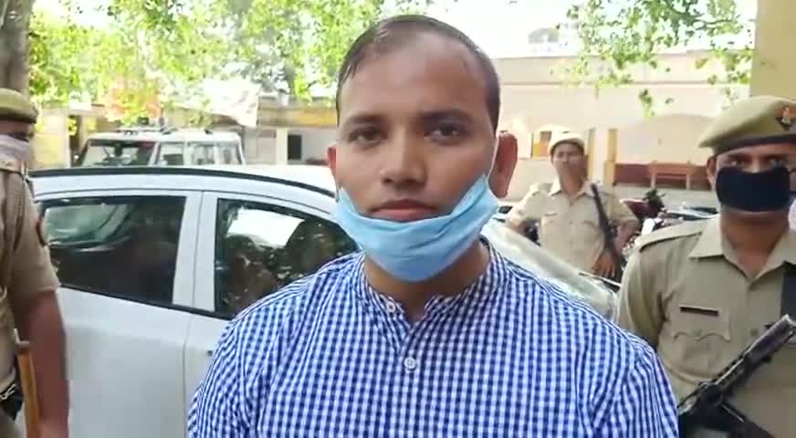 कन्नौज-#भाजपा_सांसद_सुब्रत_पाठक ने अपने समर्थकों के साथ आवास में घुसकर #तहसीलदार को जम कर #पीटा !