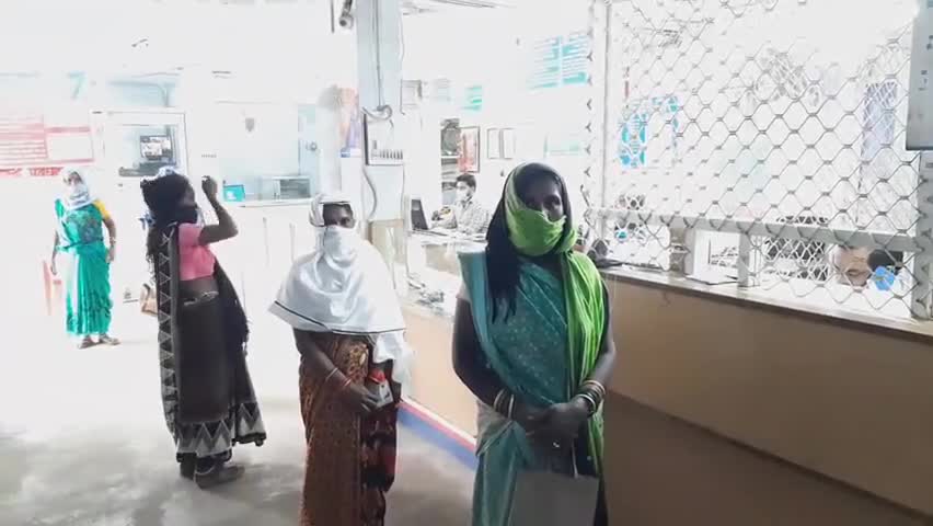 खडगवां: जनधन योजना के तहत आये पैसे को निकालने के लिए चिरमिरी के बैंकों में उमड़ी लोगों की भीड़ #जन_धन_योजना #लॉकडाउन