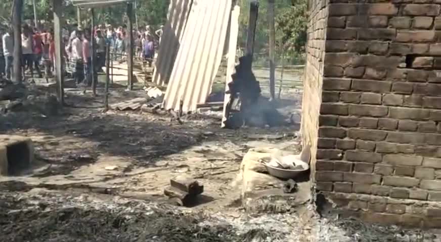 मड़वन प्रखण्ड अंतर्गत परतापुर में भीषण अग्नि काण्ड लगभग 70 घर जलकर राख#प्रखण्ड प्रमुख मड़वन