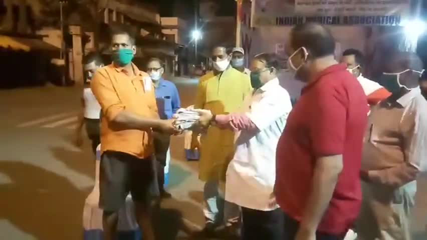 गोड्डा: गोड्डा में लायंस क्लब और आईएमए ने वार्ड के जरूरतमंद लोगों के लिए वार्ड पार्षदों को दिए मास्क #आईएमए #लायंस_क्लब