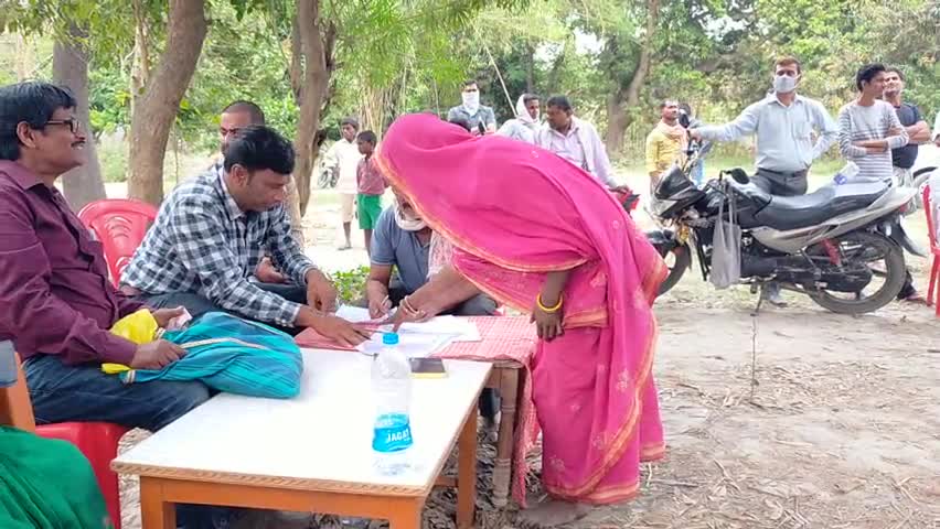 परतापुर में अग्नी पीड़ितों को नगद राशी और जरूरी सामानों का वितरण करते हुए हमारे अंचल कर्मी#प्रखण्ड प्रमुख मड़वन!