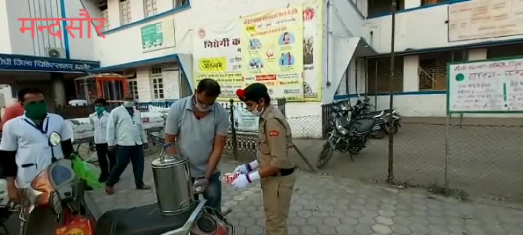 मंदसौर: मंदसौर में एनसीसी कैडेट्स जरूरतमंद लोगों को भोजन व चाय की करा रहे हैं व्यवस्था #कोरोना_वायरस #एनसीसी