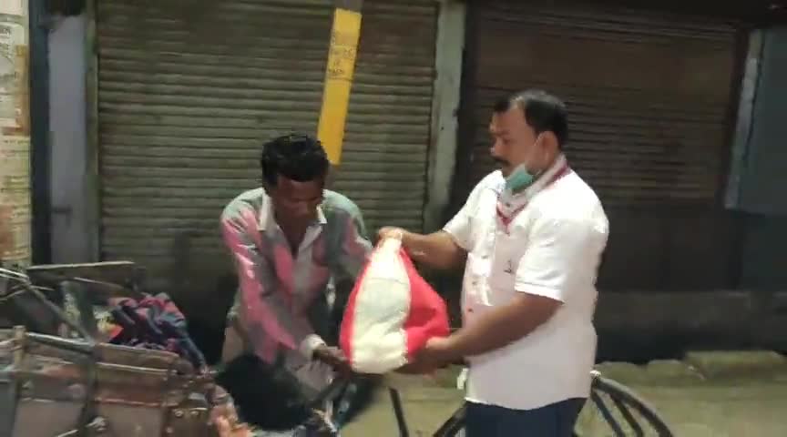 बहराइच: दरगाह थाना क्षेत्र में जरूरतमंदों को सिटी मजिस्ट्रेट व नगर पालिका ईओ ने घर तक पहुंचाई राहत सामग्री #मजिस्ट्रेट
