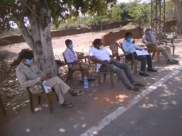 नाला: महेशमुण्डा चेक पोस्ट पर चिकित्सक द्वारा की जा रही लोगों की स्वास्थ्य जांच #स्वास्थ्य_जांच