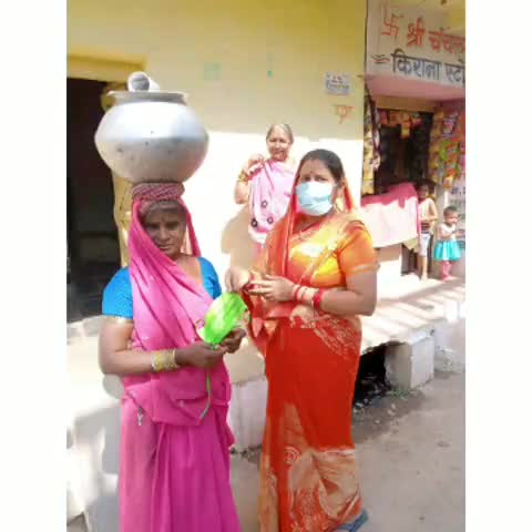 पंडरिया: पंडरिया नगर पंचायत के वार्ड क्रमांक-15 की पार्षद ने वार्डवासियों को बांटे मास्क #करोना_वायरस